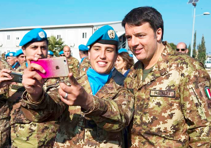 Finisce su tutti i tg il selfie con Renzi dell'ossolana Michela Rubini, militare in Libano
