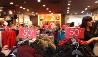 Finita la corsa ai regali si aspettano già i saldi: vendite scontate dal 5 gennaio