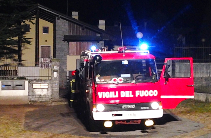 Si sveglia tra le fiamme e riesce a chiamare i soccorsi. Portato al Dea, incendio domato