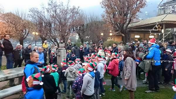 Suna, la vigilia di Natale di corsa tra cioccolata, fuochi d’artificio e fiaccolata