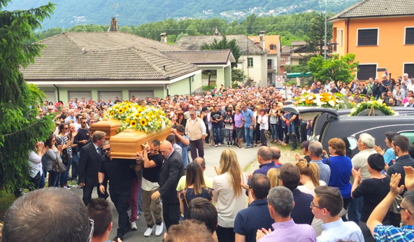 Valentina e Davide, è il giorno dell'addio e del silenzio. Video