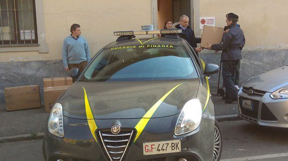 Fiamme Gialle: donati alla Caritas Novarese capi di abbigliamento sequestrati