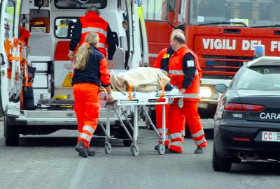 Incidente: morto centauro, si cerca un'auto coinvolta
