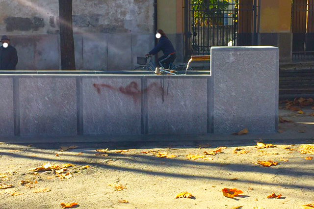 Vandali a Domo, già imbrattata con lo spray la fontana donata da Gianadda Fotogallery