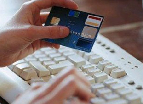 Gli rubano on line la carta di credito e si pagano le bollette