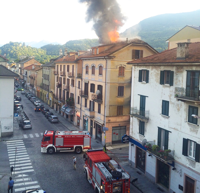 Incendio in un appartamento in centro Domo. Video e fotogallery