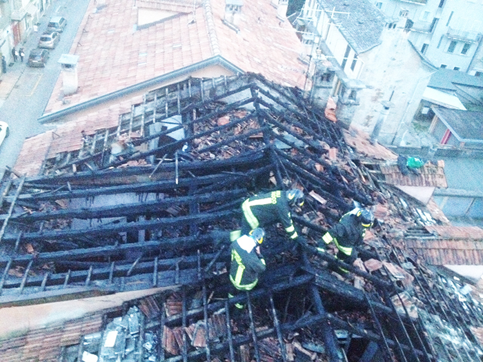 Rientrate nella notte le quattro famiglie residenti nella casa incendiata