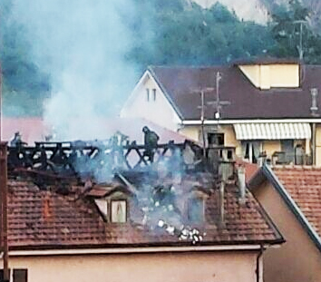 Quattro famiglie evacuate per l'incendio in via Binda. Video