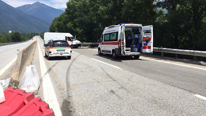 Incidente in superstrada, furgone si gira e blocca il traffico. Fotogallery