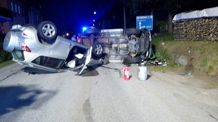 Sbatte contro un'auto posteggiata e si cappotta