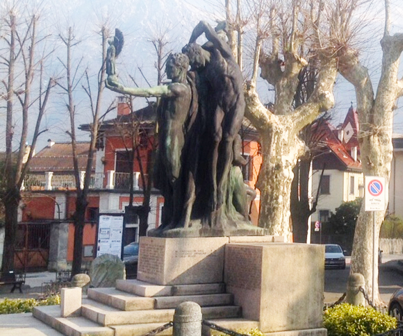 Rubata la bandiera dal Monumento ai caduti. Grossi (alpini): “Ignoranti”