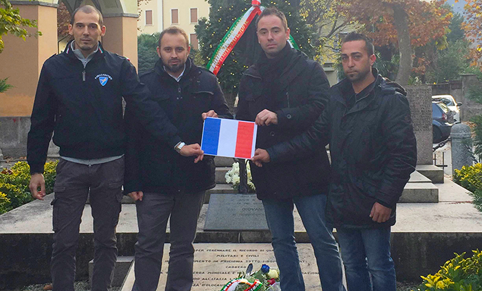 Fiori al Monumento ai caduti in omaggio alle vittime parigine