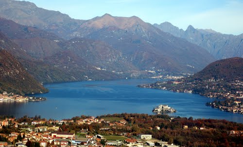 Con l'auto contro il palo della luce