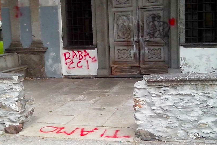 Porta sfondata e scritte alla Chiesa di Premosello: “Denunceremo i colpevoli”