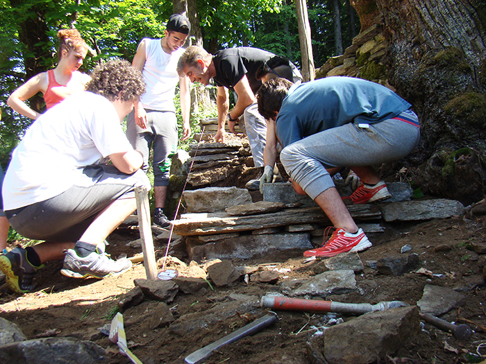 Gli studenti dell'Itgc Eiunaudi al lavoro sulle antiche strutture in pietra