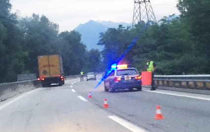Auto ferma in superstrada, interviene la stradale
