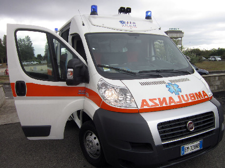 Ciclista sbatte contro una Bmw in sosta: è grave