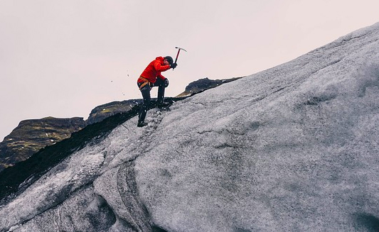 Via ai corsi d'alpinismo sulla parete himalayana del Rosa
