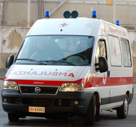 Pensionato finisce con la Vespa contro il guardrail: gravissimo all'ospedale
