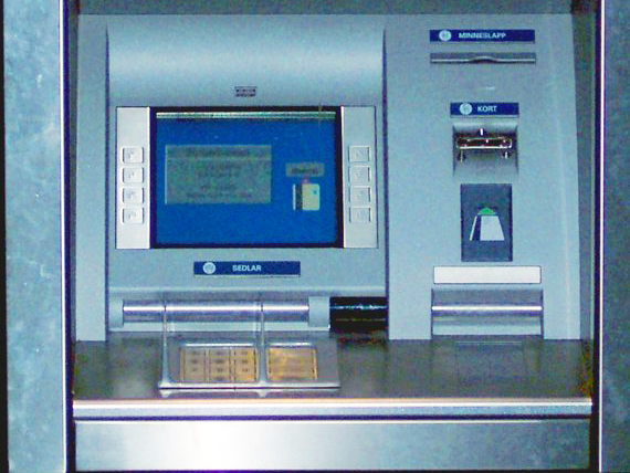 Ruba un portafogli a Villa ed usa il bancomat. Identificato dalle telecamere e denunciato