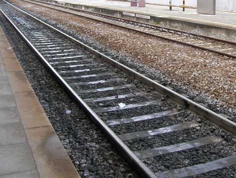 Giovane scende dal treno in corsa e si schianta contro un palo: è in fin di vita
