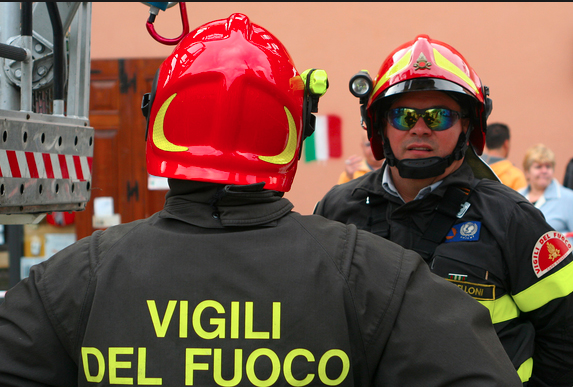 Turista finisce con l'auto nel fiume mentre fa manovra