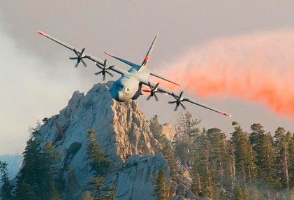 Il Canadair funziona. Con 12 lanci spento l'incendio in val Grande