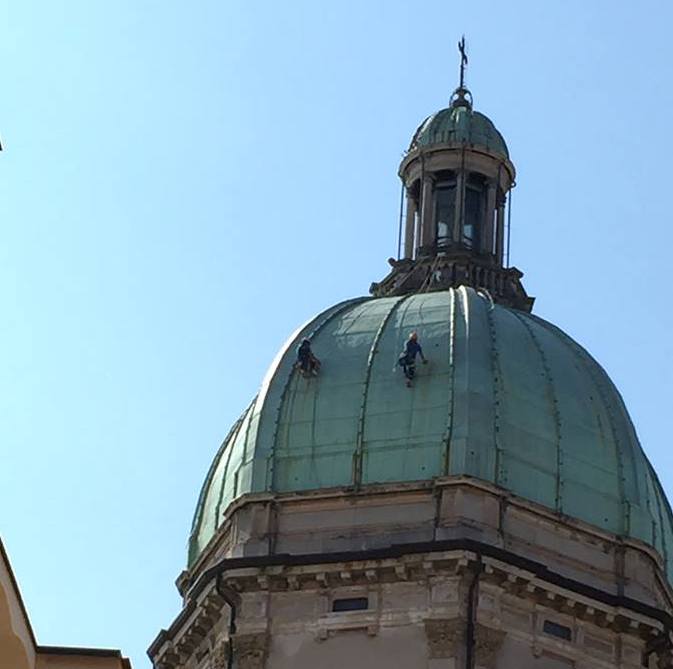 Operai acrobati come formichine sulla cupola della basilica