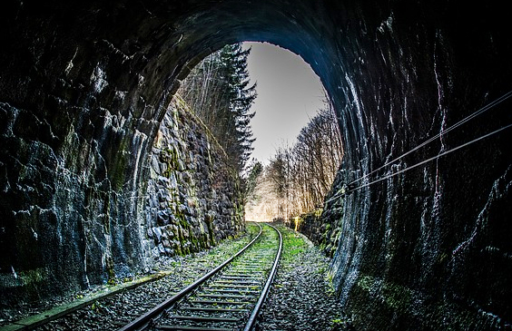 Profugo fugge in Svizzera scendendo dal treno nella galleria del Sempione