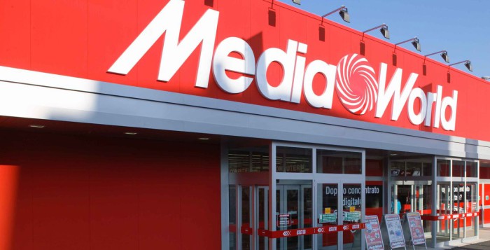 Un altro assalto alla vetrina di Media World. Ma stavolta il colpo fallisce