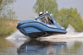 Controlli della polizia su imbarcazioni e spiagge