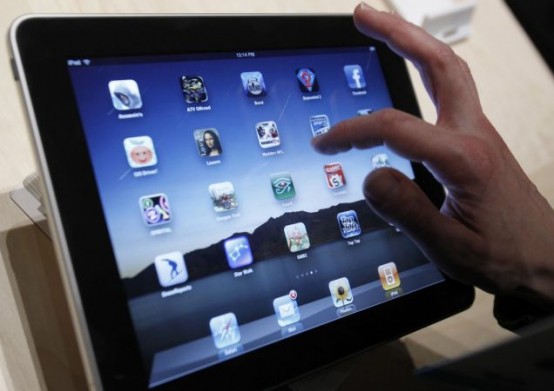 Vigili di quartiere con il tablet