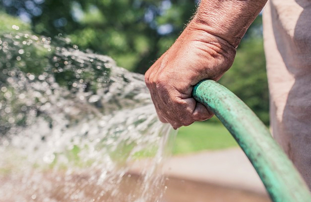 Idrablù avvisa: vietato prelevare l'acqua da fontane, bocchette ed idranti