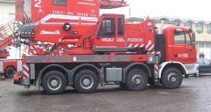 Camion in bilico sul ciglio della sopralevata