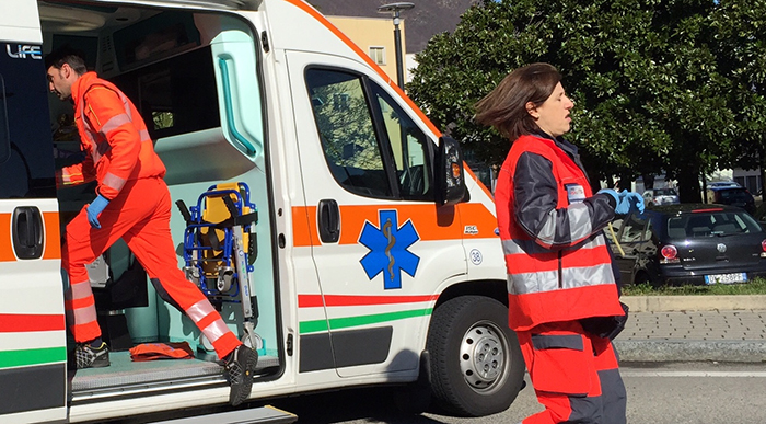 Sono di Domodossola i due coniugi 35enni morti nell'incidente a Castelletto. Vivi i due gemellini