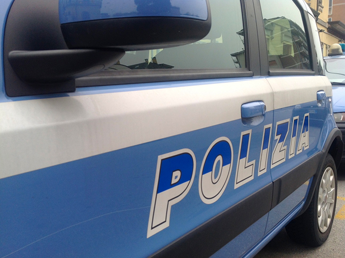 Frattura un dito al poliziotto che lo controllava: arrestato