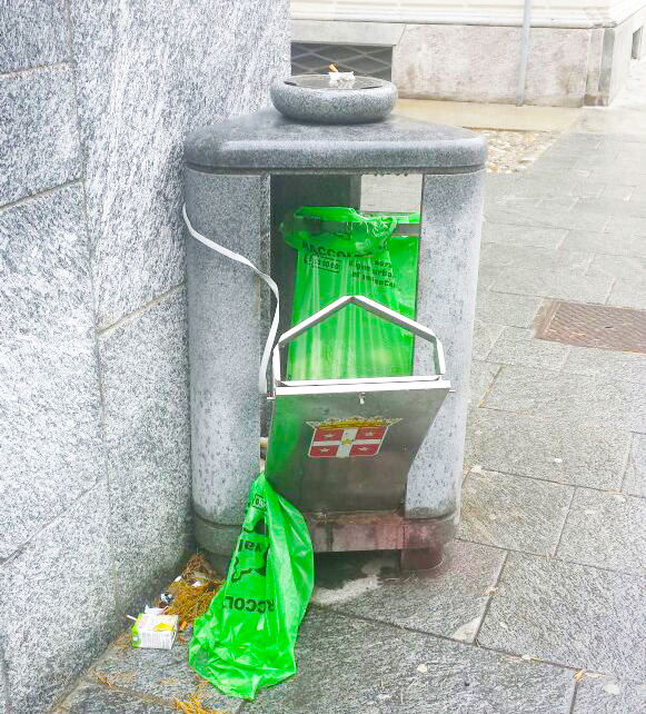 Movida alcolica e vandala per il primo maggio domese: bottiglie rotte e danni all'arredo urbano. Fotogallery