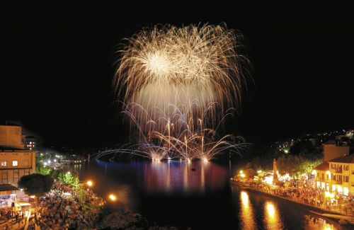 Altri nove show di fuochi d'artificio. Omegna il clou