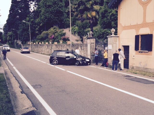 Colpo di sonno: tedeschi schiantati sul cancello d’una villa (foto)