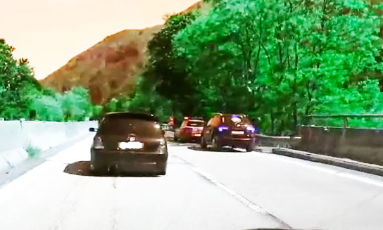 Incidente sfiorato, auto in panne ferma in cosia di sorpasso sulla superstrada. Video