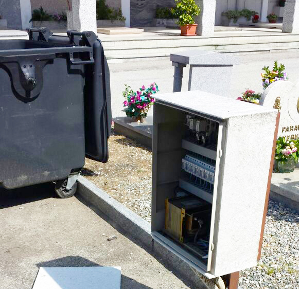 Quadri elettrici aperti, fontane rotte che perdono. Degrado al cimitero domese. Fotogallery 