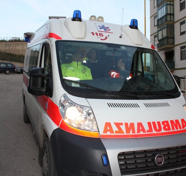 Automobilista s'addormenta e tampona un camion