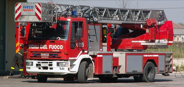 Malore nell'appartamento chiuso: salvata da pompieri e 118
