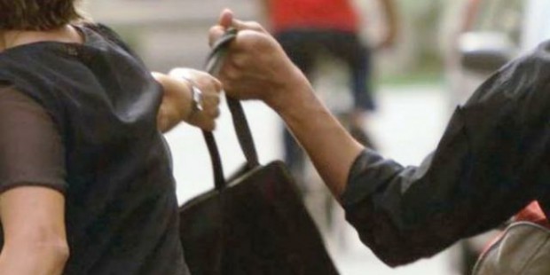Le rubano il bancomat dalla borsa e incassano 1.500 euro