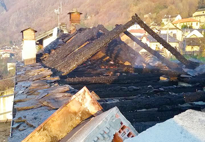 Quasi totalmente distrutto dal fuoco il circolo di Colloro, i soci ospitati presso l'ex asilo