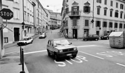 Ubriaco viaggia per due chilometri in contromano
