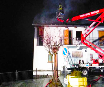 Incendio distrugge il circolo Acli di Colloro di Premosello