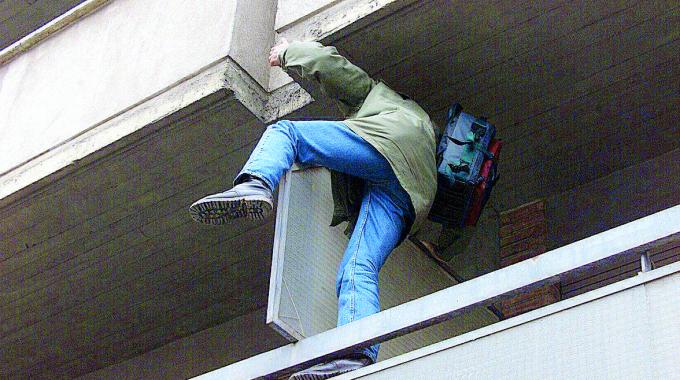 Ladri d'appartamento in azione a Arona