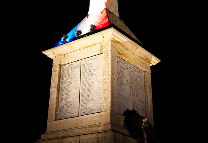 Illuminato con i colori della bandiera francese il monumento ai caduti di Cimamulera
