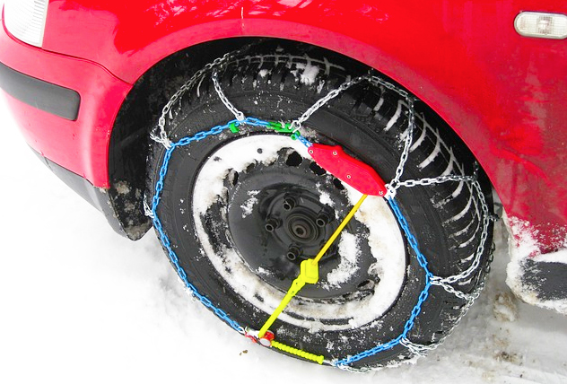 Cambio gomme, da domenica obbligo di pneumatici invernali o catene